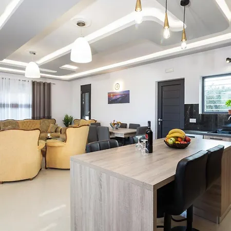 Jolla-private Pool-ideal For Big Groups By Mana Gers